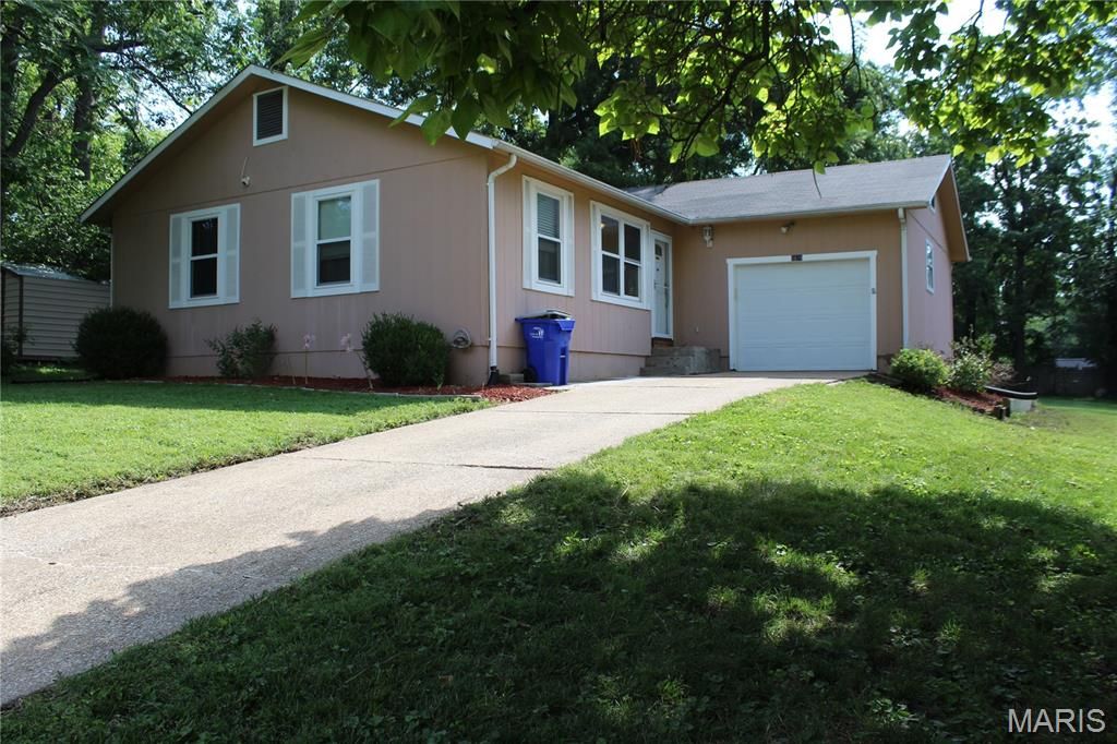 3678 Falcon Avenue, Bridgeton, MO 63044
