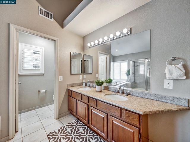 913 Cedar Brook Ln, Vacaville, CA 95687