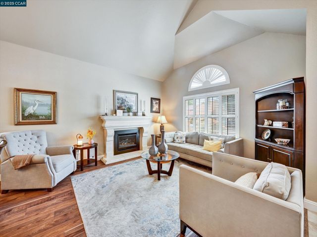 913 Cedar Brook Ln, Vacaville, CA 95687