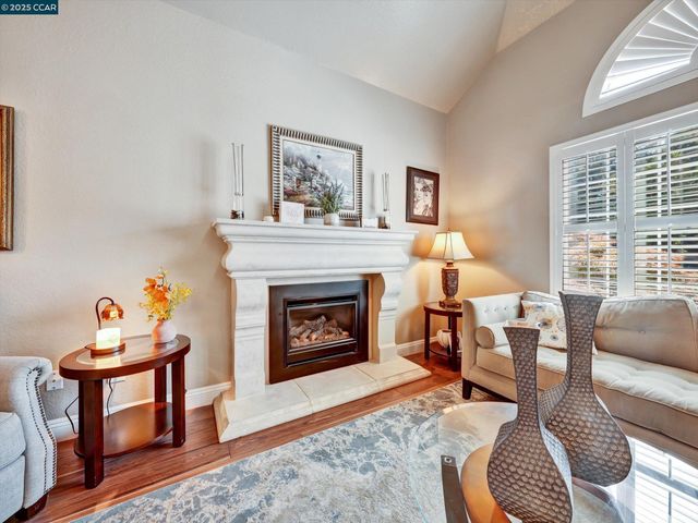 913 Cedar Brook Ln, Vacaville, CA 95687