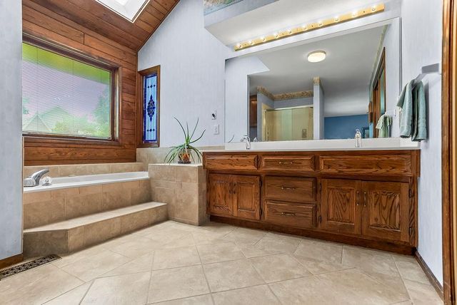 3001 W 121st Terrace, Leawood, KS 66209