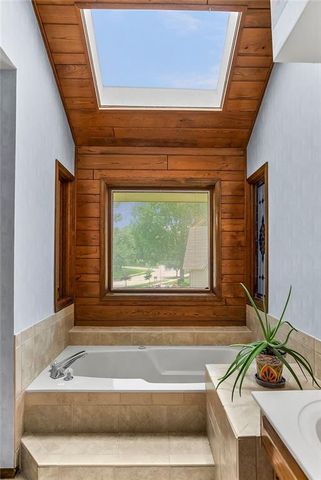3001 W 121st Terrace, Leawood, KS 66209