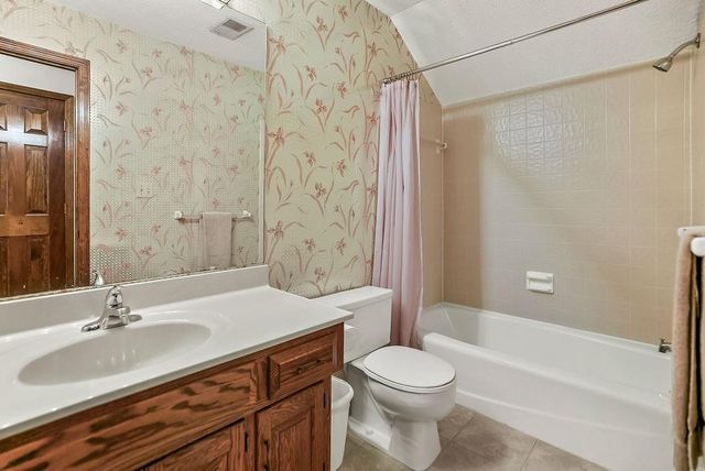 3001 W 121st Terrace, Leawood, KS 66209