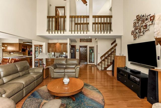 3001 W 121st Terrace, Leawood, KS 66209