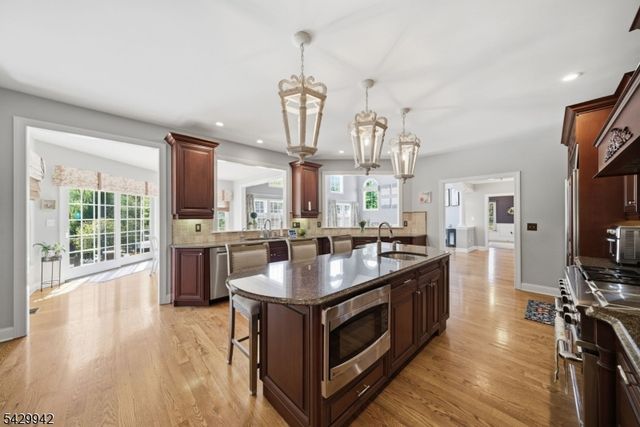 2 Hillas Ln, Chester Twp., NJ 07930