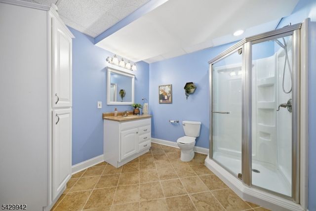 2 Hillas Ln, Chester Twp., NJ 07930