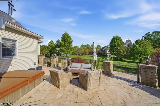 2 Hillas Ln, Chester Twp., NJ 07930
