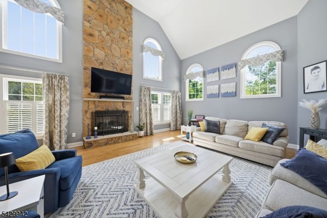 2 Hillas Ln, Chester Twp., NJ 07930