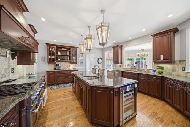 2 Hillas Ln, Chester Twp., NJ 07930