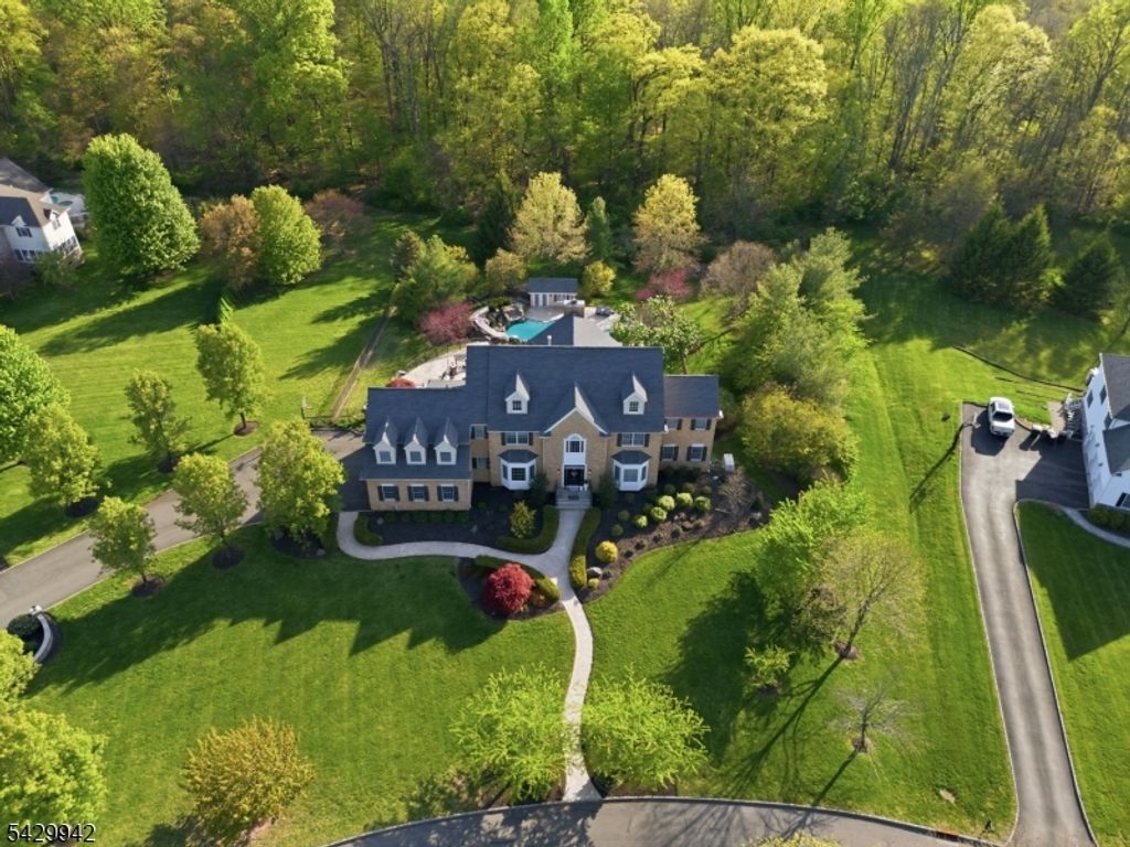 2 Hillas Ln, Chester Twp., NJ 07930