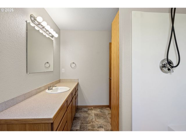 223 ARMANDE Loop, Roseburg, OR 97471