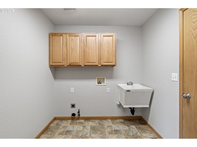 223 ARMANDE Loop, Roseburg, OR 97471