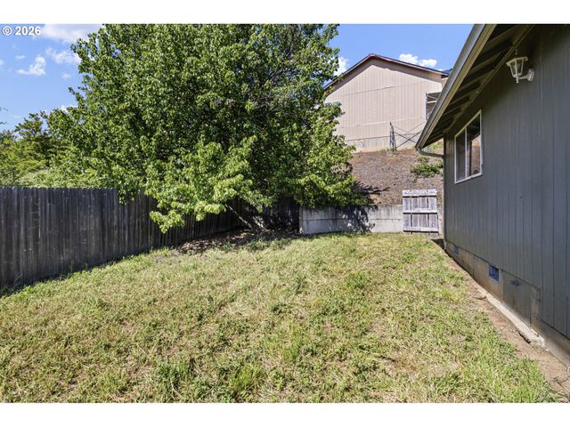 223 ARMANDE Loop, Roseburg, OR 97471