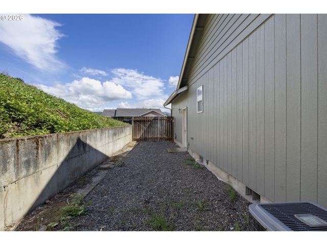 223 ARMANDE Loop, Roseburg, OR 97471