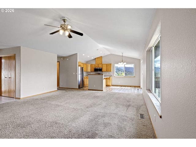 223 ARMANDE Loop, Roseburg, OR 97471
