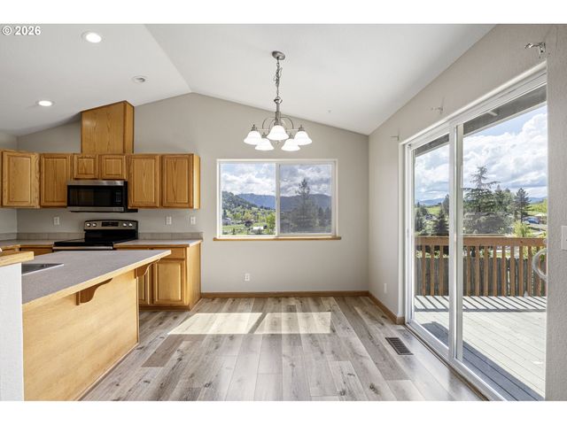 223 ARMANDE Loop, Roseburg, OR 97471
