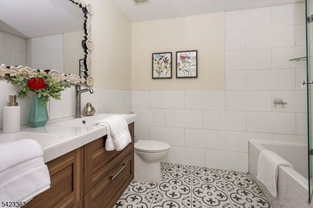52 Greenbrook Dr 52, Bloomfield Twp., NJ 07003