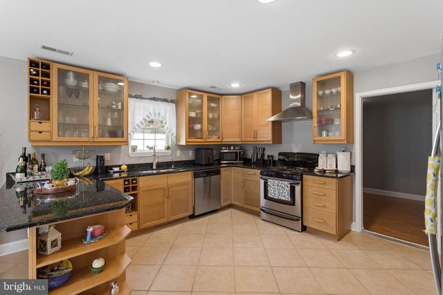 531 MANOR RD, Beverly, NJ 08010