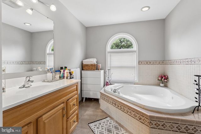 531 MANOR RD, Beverly, NJ 08010