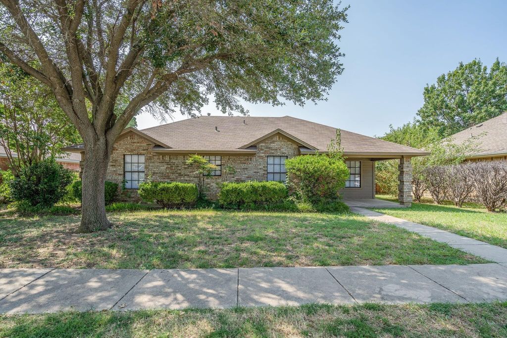 304 Willow Stone Street, Denton, TX 76207