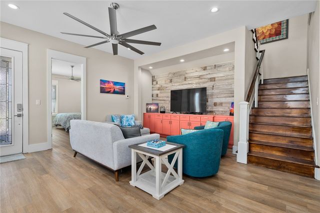 102 Frontenac Lane, Rockport, TX 78382