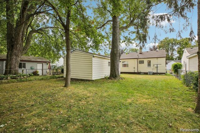 553 E Annabelle Avenue, Hazel Park, MI 48030