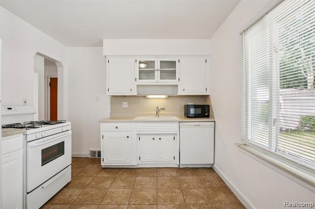 553 E Annabelle Avenue, Hazel Park, MI 48030