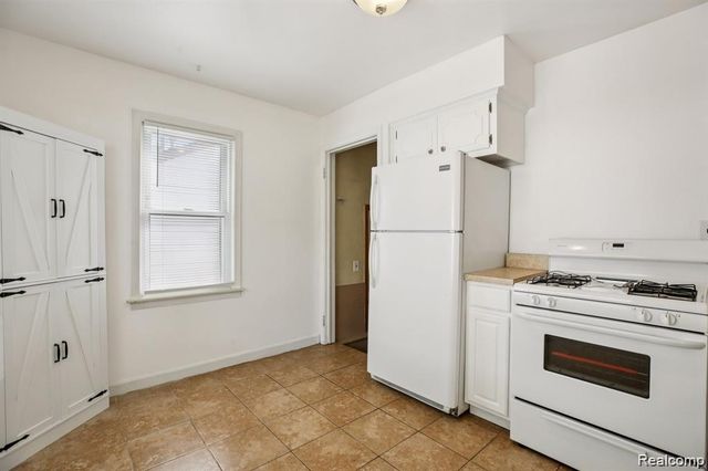 553 E Annabelle Avenue, Hazel Park, MI 48030