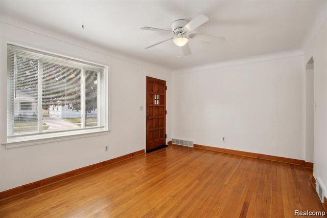 553 E Annabelle Avenue, Hazel Park, MI 48030