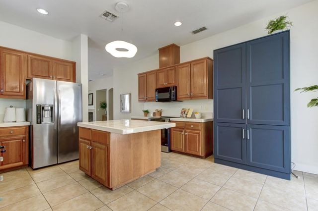 6032 ROSWITHA Ct, Sacramento, CA 95608