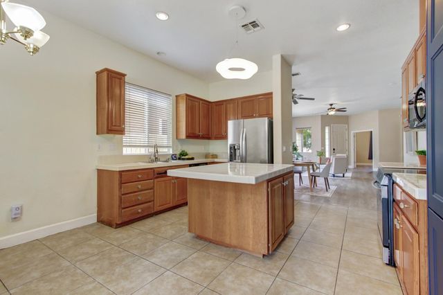 6032 ROSWITHA Ct, Sacramento, CA 95608