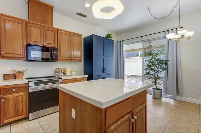 6032 ROSWITHA Ct, Sacramento, CA 95608