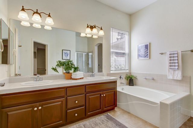 6032 ROSWITHA Ct, Sacramento, CA 95608