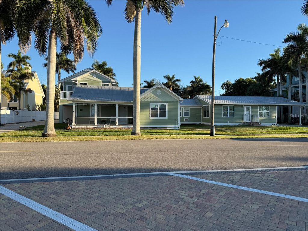 621 or 625 W RETTA ESPLANADE, Punta Gorda, FL 33950