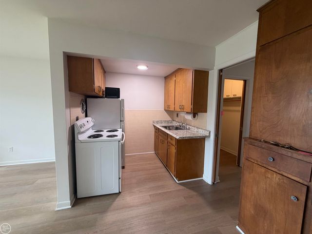 2121 CLAWSON Avenue, Royal Oak, MI 48073