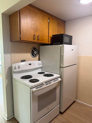 2121 CLAWSON Avenue, Royal Oak, MI 48073