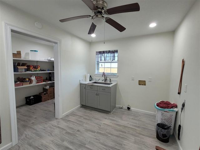 812 E Hwy 90 Highway, Iowa, LA 70647