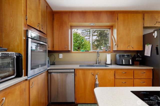 1552 NE Narrows Avenue, Oak Harbor, WA 98277