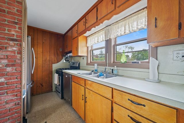 32 Cedar St, Fairhaven, MA 02719