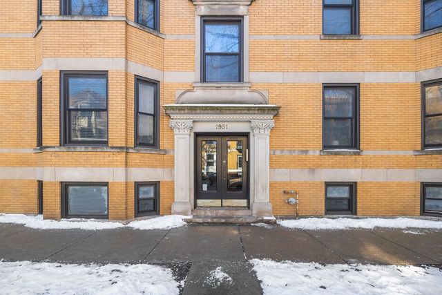 1951 W Byron Street 2W, Chicago, IL 60613