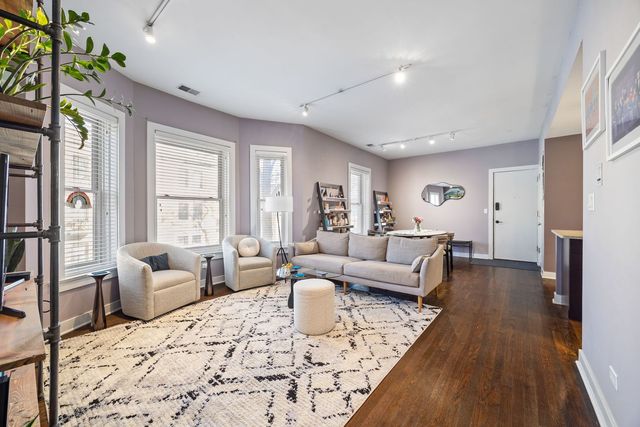 1951 W Byron Street 2W, Chicago, IL 60613