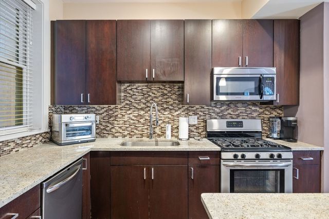 1951 W Byron Street 2W, Chicago, IL 60613