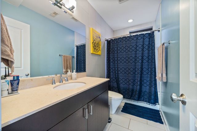 1951 W Byron Street 2W, Chicago, IL 60613