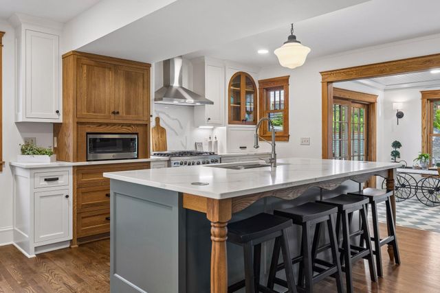 1990 James Avenue, Saint Paul, MN 55105