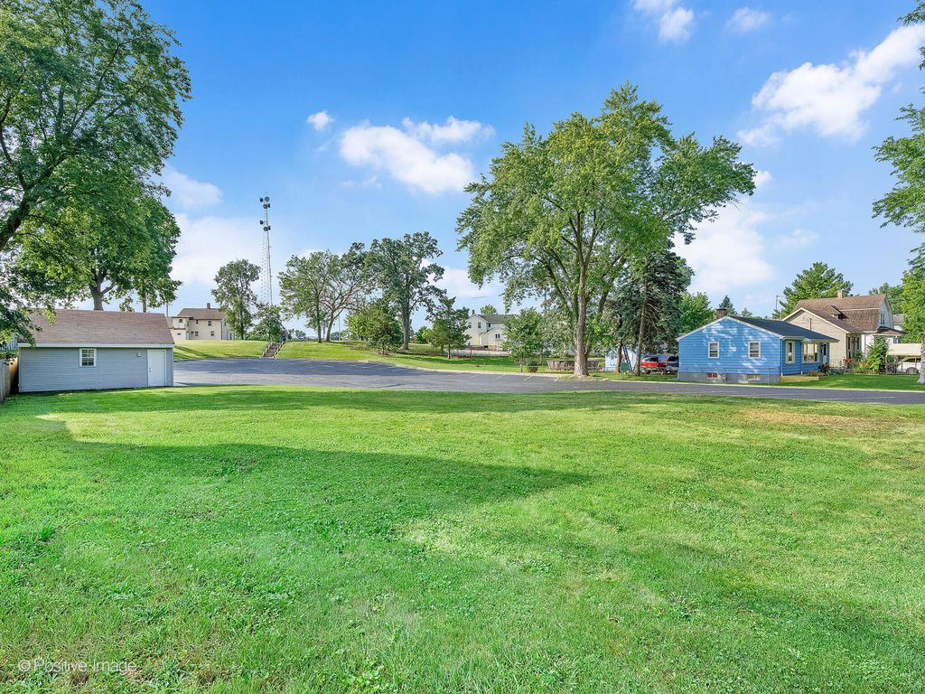 155 S Oakwood Avenue, West Chicago, IL 60185