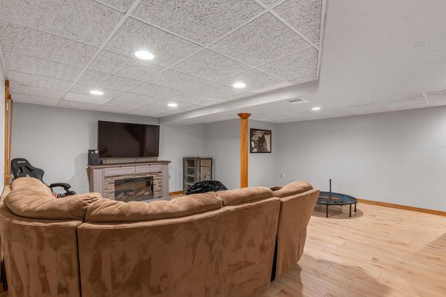 S45W25745 Underwood COURT, Waukesha, WI 53189
