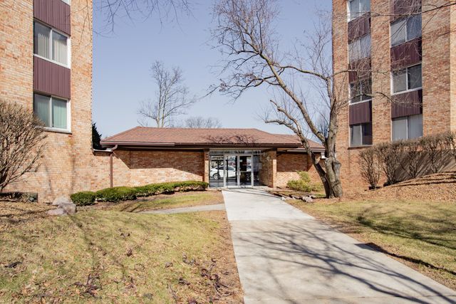 1101 S Hunt Club Drive 403, Mount Prospect, IL 60056