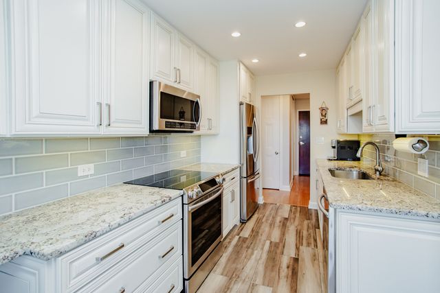 1101 S Hunt Club Drive 403, Mount Prospect, IL 60056