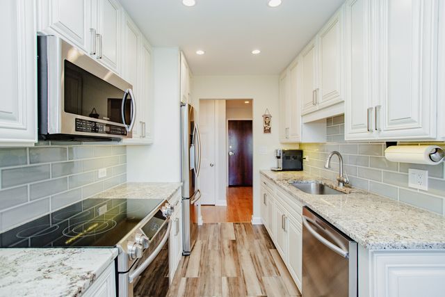 1101 S Hunt Club Drive 403, Mount Prospect, IL 60056