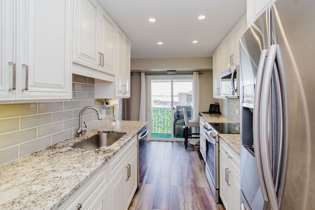 1101 S Hunt Club Drive 403, Mount Prospect, IL 60056